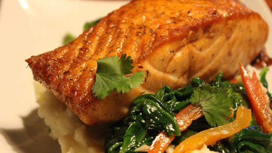 Gebratenes Lachsfilet mit einer Kruste aus Fleur de Sel mit Orangenzesten