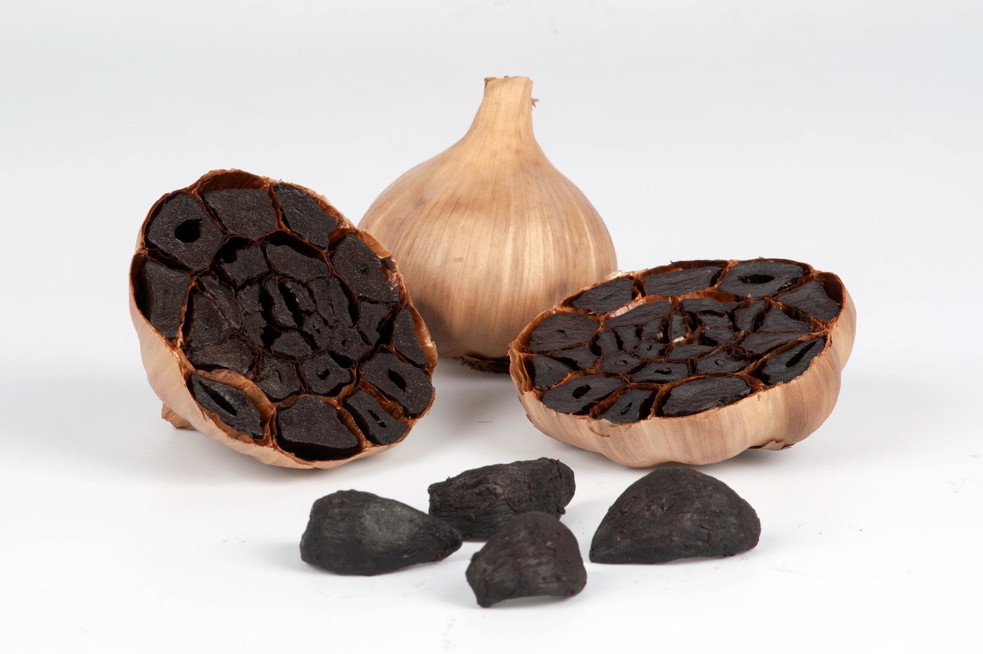 Knollen und Zehen des schwarzen Knoblauchs