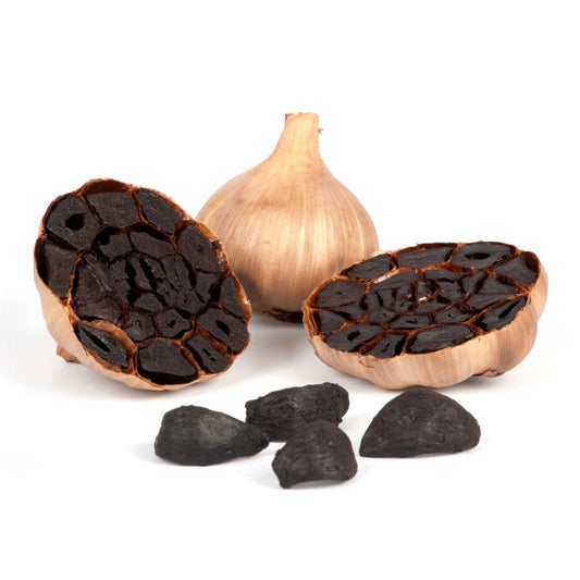 Geschlossene und geöffnete Knollen des schwarzen Knoblauchs