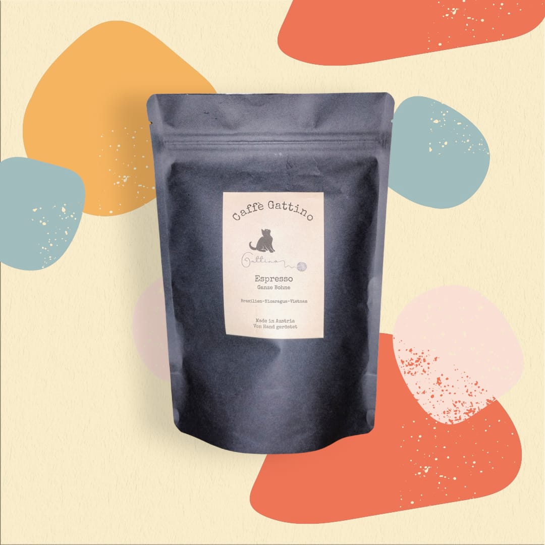 Eine Packung Caffè Gattino Espresso auf buntem Hintergrund