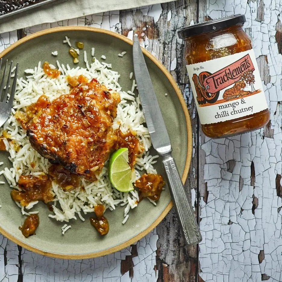 Ein Teller Mango Chili Chicken mit einem Glas Mango Chili Chutney von Tracklements