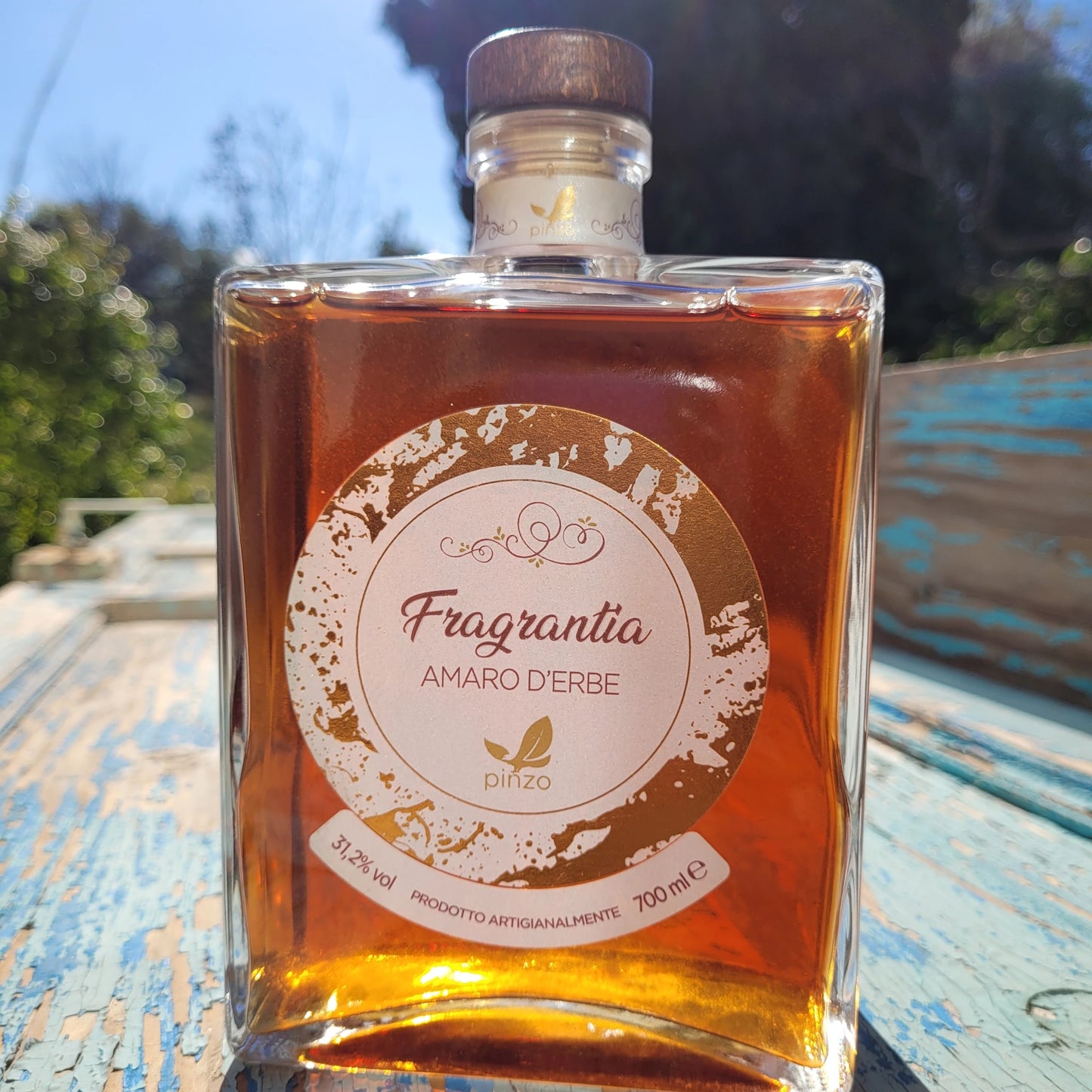 Eine Flasche Amaro Fragrantia mit Landschaft im Hintergrund