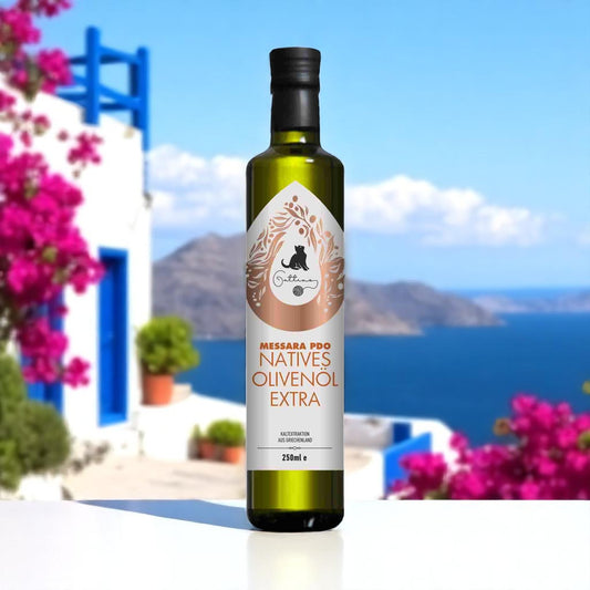 Ein Flasche Gattino Olivenöle vor dem Hintergrund einer Kykladenszene