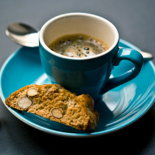 Eine Tasse Espresso mit Cantuccini