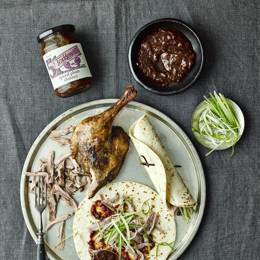 Ein Teller mit Geflügel und Gemüse-Wraps und dem Spiced Plum Chutney von Tracklements