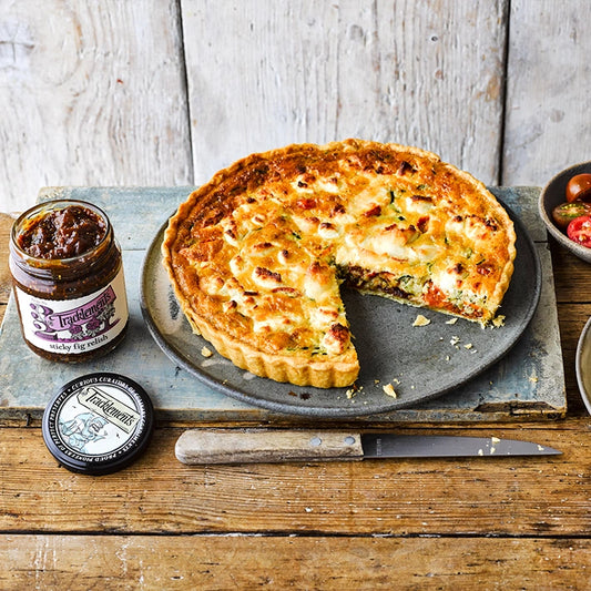 Ein Teller mit einer Quiche und einem Glas Sticky Fig Relish von Tracklements