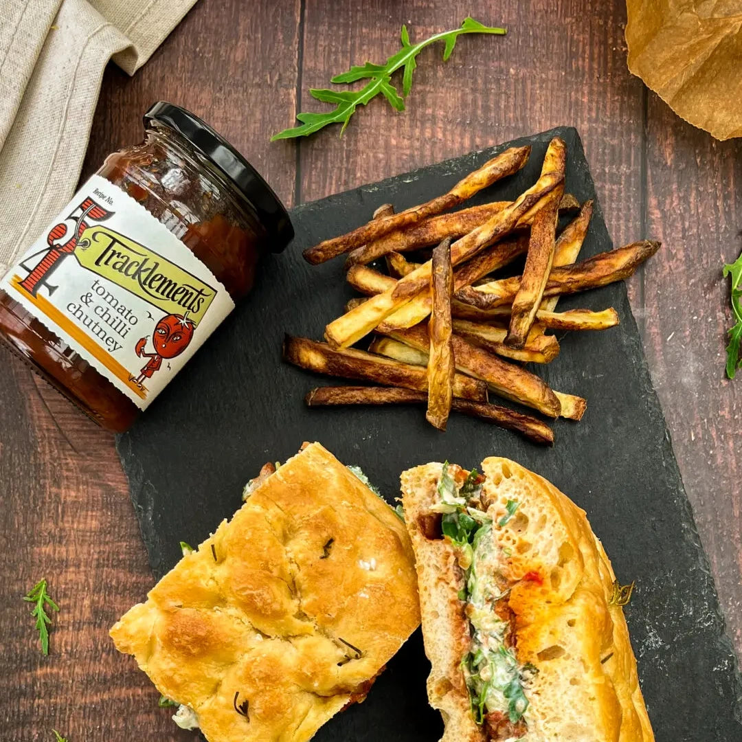 Focaccia und Pommes Frites mit Tomato & Chili Chutney von Tracklements
