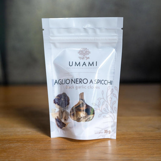 Beutel mit schwarzen Knoblauchzehen von Umami