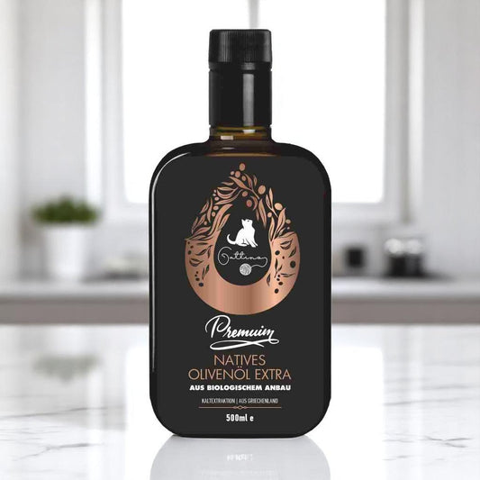 Eine Flasche Gattino Premium Olivenöl auf der Arbeitsplatte einer eleganten Küche