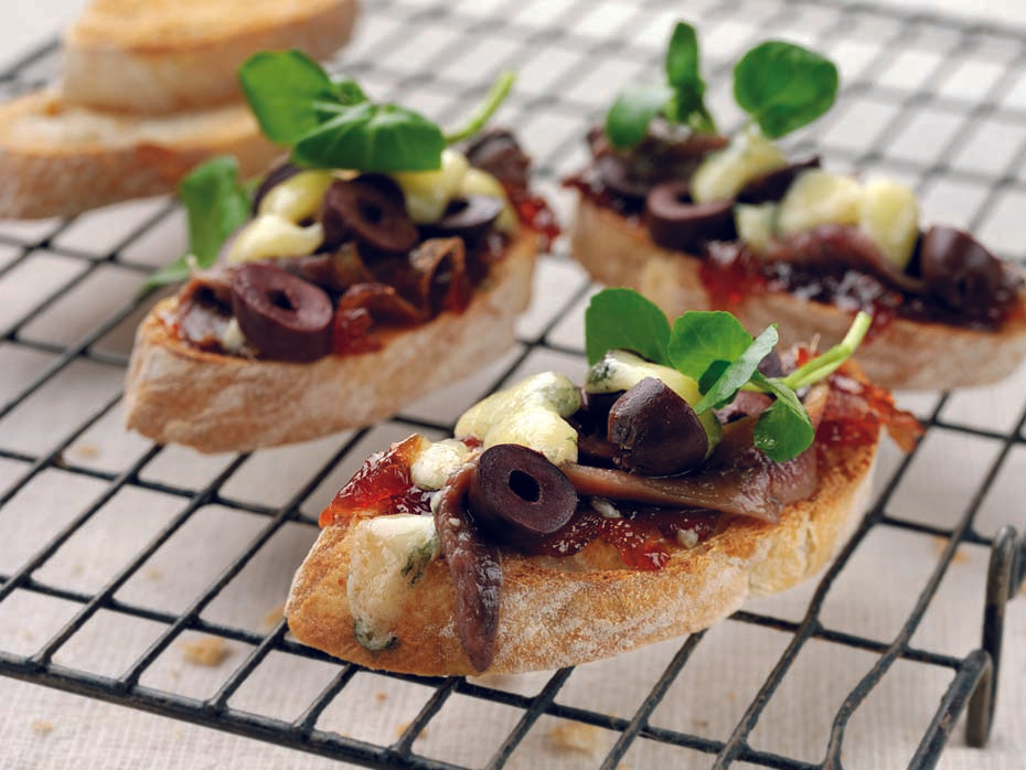 Bruschetta mit karamellisierter Zwiebelmarmelade, Kalamata-Oliven und Sardellen