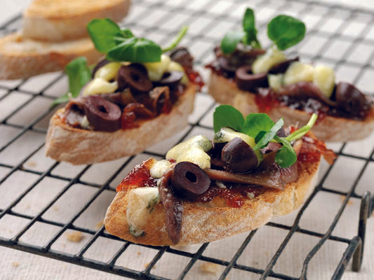 Bruschetta mit karamellisierter Zwiebelmarmelade, Kalamata-Oliven und Sardellen
