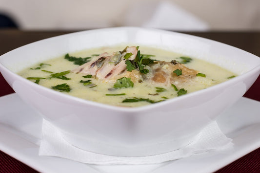 Traditionelle, griechische Avgolemono-Suppe