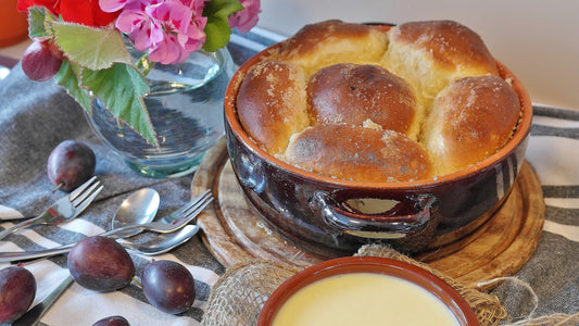 Buchteln mit Schoko-Orangencreme gefüllt und Vanillesoße serviert