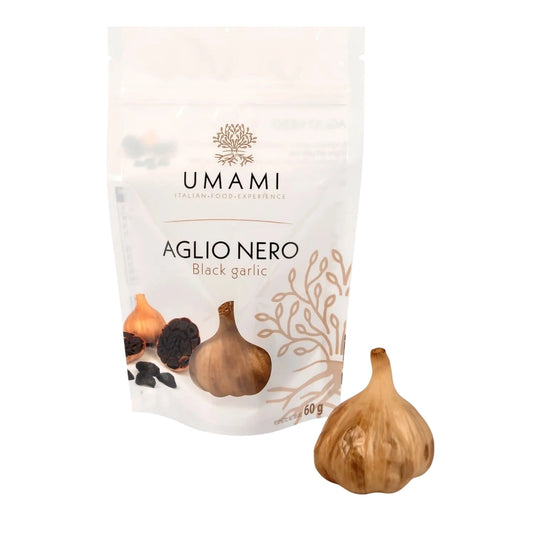 Ein Beutel mit Knollen des schwarzen Knoblauchs von Umami