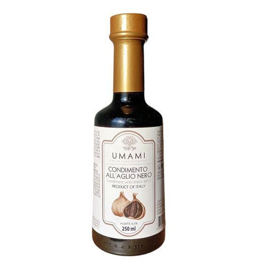 Eine Flasche Balsamico Dressing mit schwarzem Knoblauch on Umami