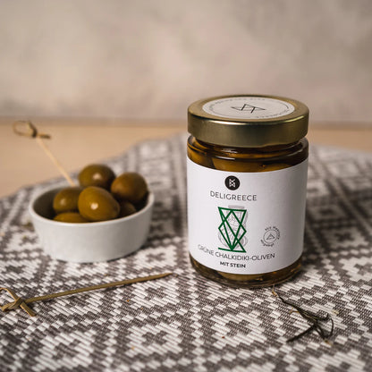 Grüne Chalkidiki Oliven in Salzlake mit Stein