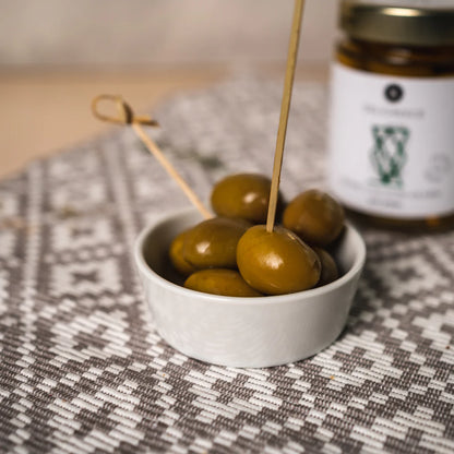 Grüne Chalkidiki Oliven in Salzlake mit Stein