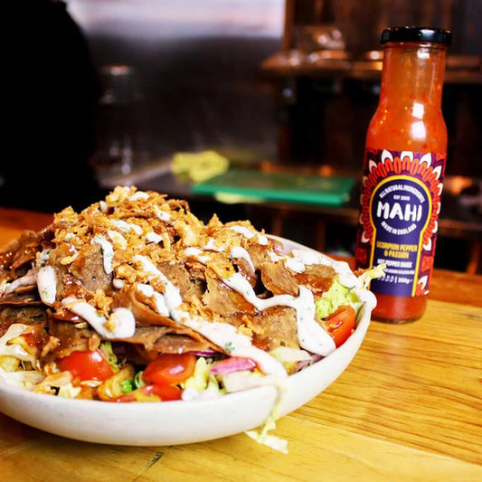 Salatteller mit Scorpion Pepper & Passion Hot Pepper Sauce von MAHI