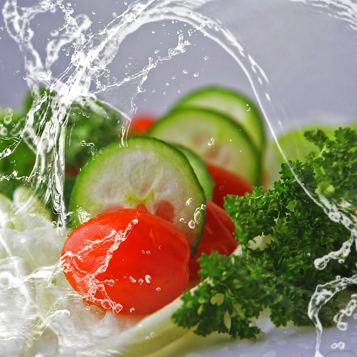 Frischer Salat mit einem Spritzer Essig